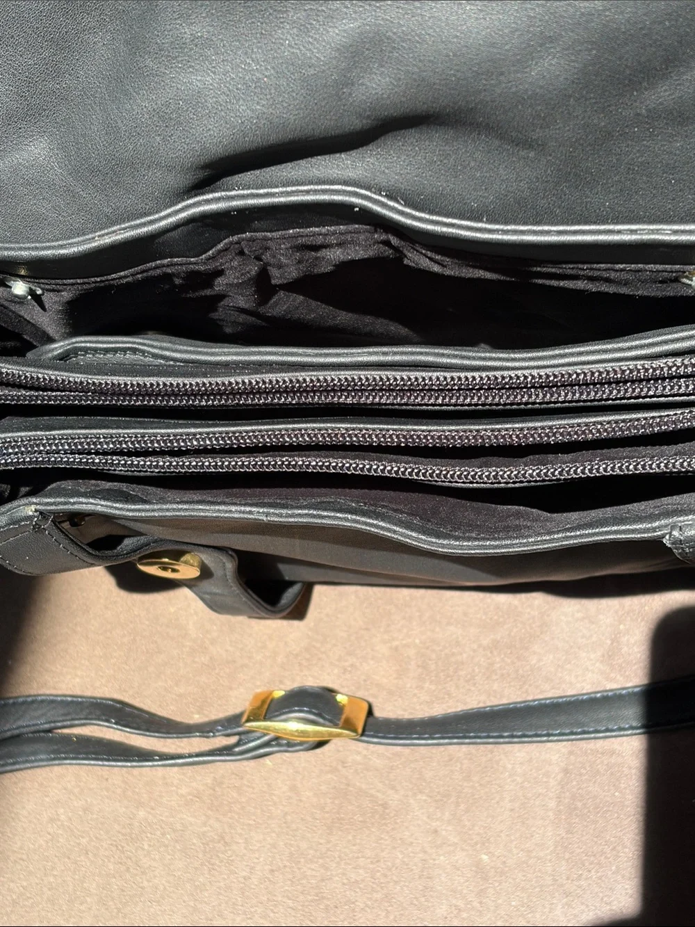 Beautiful Brio Classic Leather velvet interior pockets / pouch crossbody
